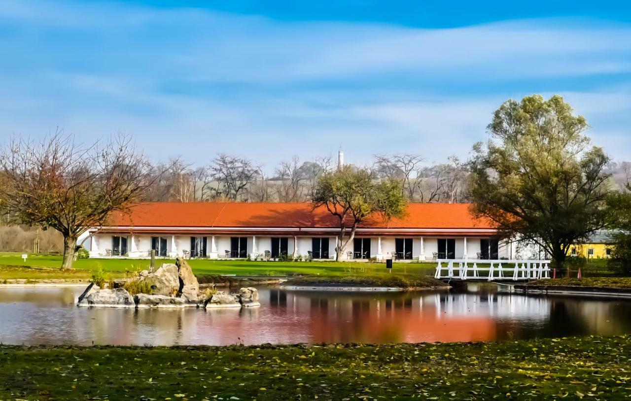 Alcsutdoboz Pannonia Golf & Country Club B&B 외부 사진